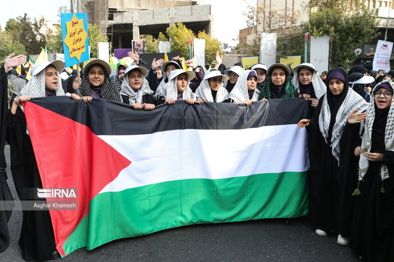 گزارش تجمع بزرگ دانش آموزان تهران در حمایت از کودکان غزه و فلسطین  + ۳۵ تصویر