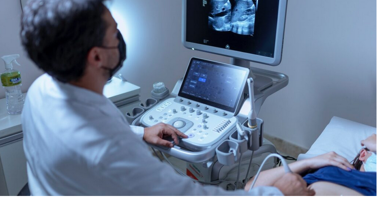 معاینه اندام ها و قرار دادن وسایل جراحی در سونوگرافی با سونوگرافی اولترا 
